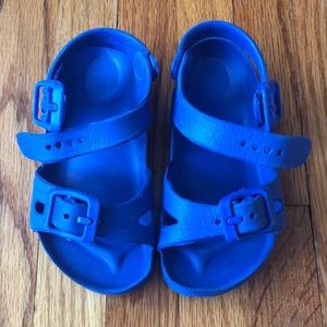 blue strappy sandals | size 5-6